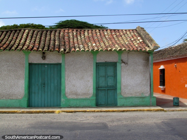 Uma telha cobriu o edifïcio com telhado com portas verdes em Pueblo Nuevo. (640x480px). Venezuela, América do Sul.