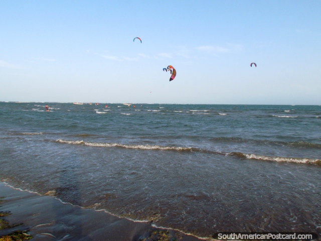 Kitesurfing da praia do sul em Adicora. (640x480px). Venezuela, Amrica do Sul.