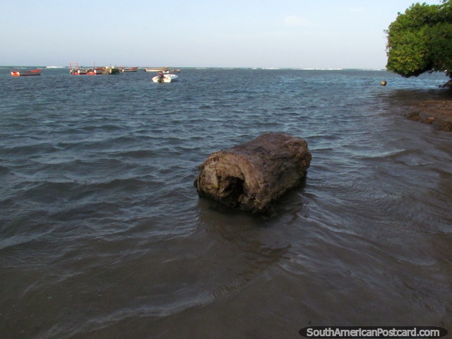 Calmer waters around the point between the south and north beaches in Adicora. (640x480px). Venezuela, South America.