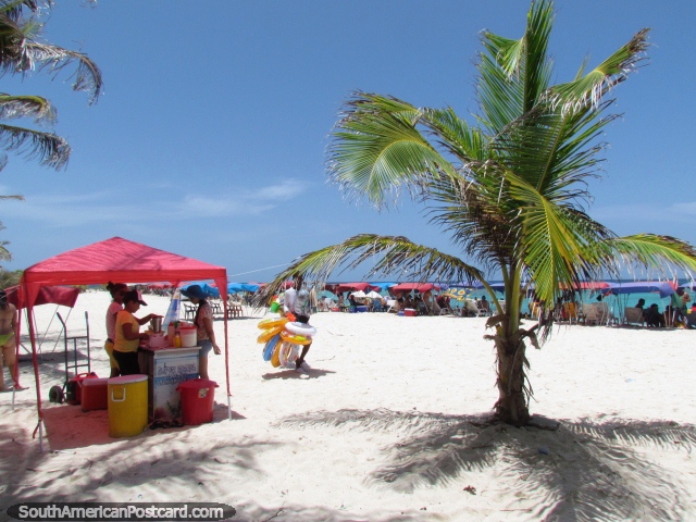 Bebidas fras para venta de la playa en Cajo Sombrero, Parque Nacional de Morrocoy. (640x480px). Venezuela, Sudamerica.