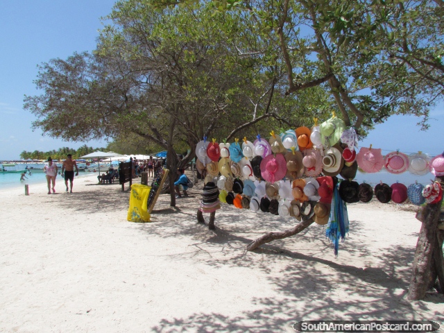 Sombreros para venta de la playa arenosa blanca en Cajo Sombrero, Parque Nacional de Morrocoy. (640x480px). Venezuela, Sudamerica.