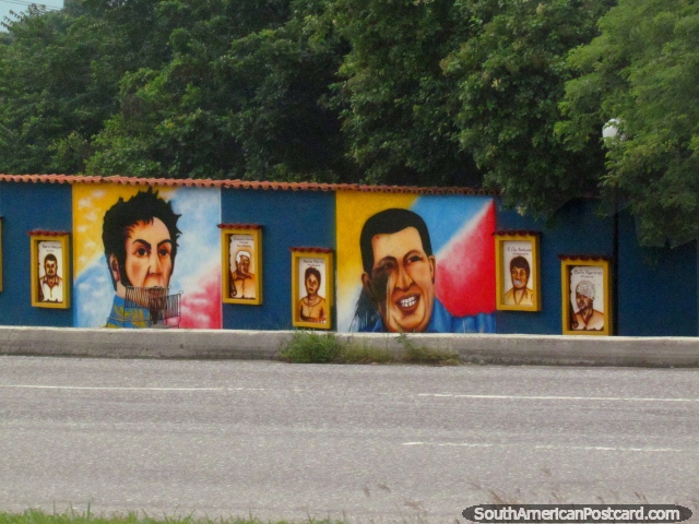 Simon Bolivar e quadros murais de parede de Hugo Chavez em volta de San Felipe. (640x480px). Venezuela, Amrica do Sul.