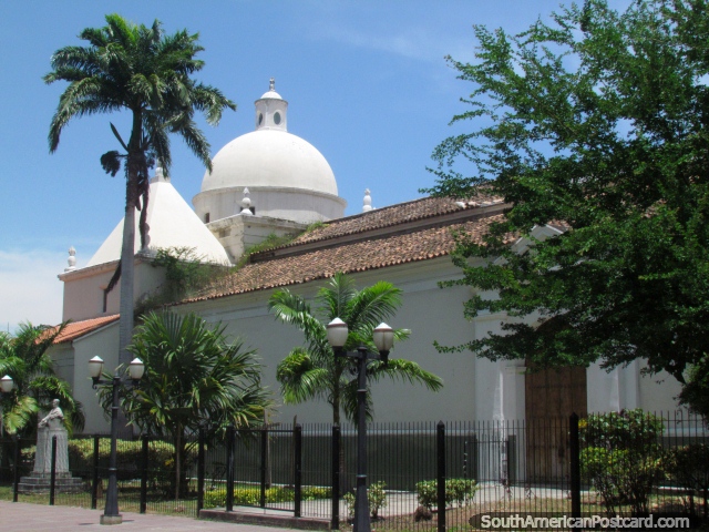 Cúpula, palmeira e monumento junto de Praça Bolivar em Barquisimeto. (640x480px). Venezuela, América do Sul.