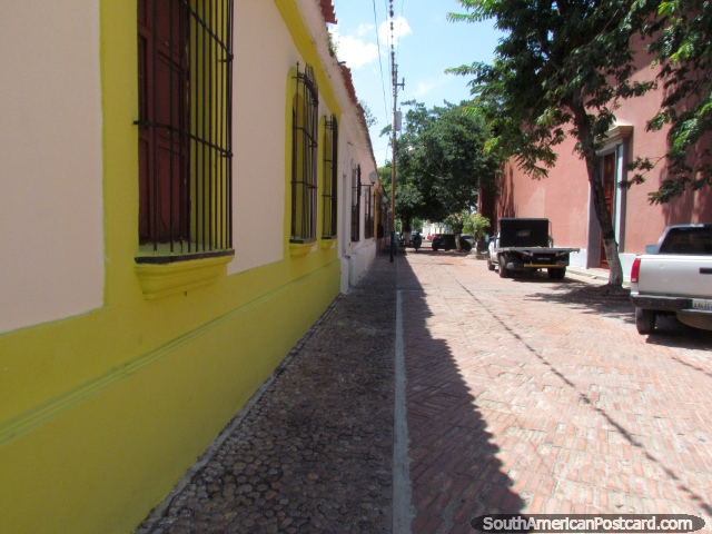 Uma rua de pedra arredondada e edifcios histricos em Barquisimeto. (640x480px). Venezuela, Amrica do Sul.