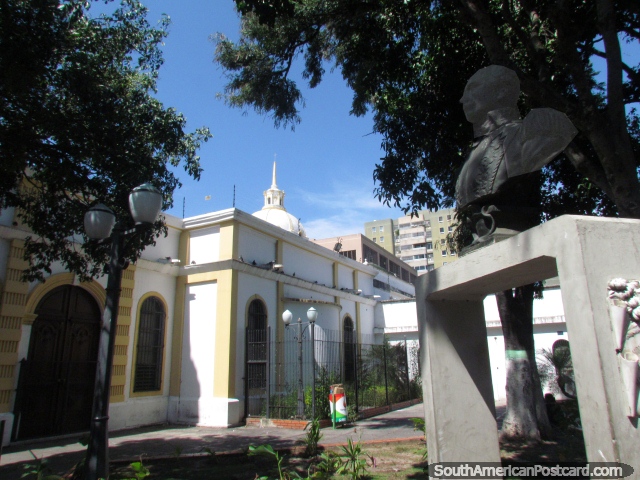 Praça pública, igreja e busto em Barquisimeto perto dos mercados. (640x480px). Venezuela, América do Sul.