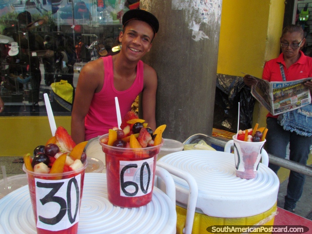 Saladas de fruto deliciosas de venda de um jovem em Barquisimeto. (640x480px). Venezuela, América do Sul.