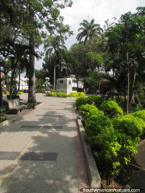 Plaza Bolivar con árboles y jardines en Acarigua. (480x640px). Venezuela, Sudamerica.