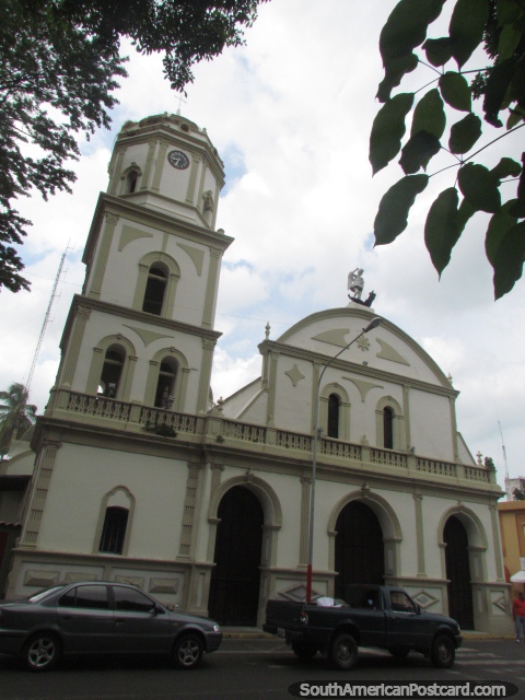 La catedral con reloj/campanario en Acarigua. (480x640px). Venezuela, Sudamerica.