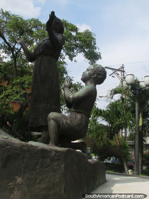 Monumento de bronce, mujer y niño en Plaza La Burrita en Acarigua. (480x640px). Venezuela, Sudamerica.
