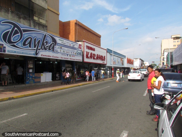 Calle de la ciudad central y tiendas en Acarigua. (640x480px). Venezuela, Sudamerica.