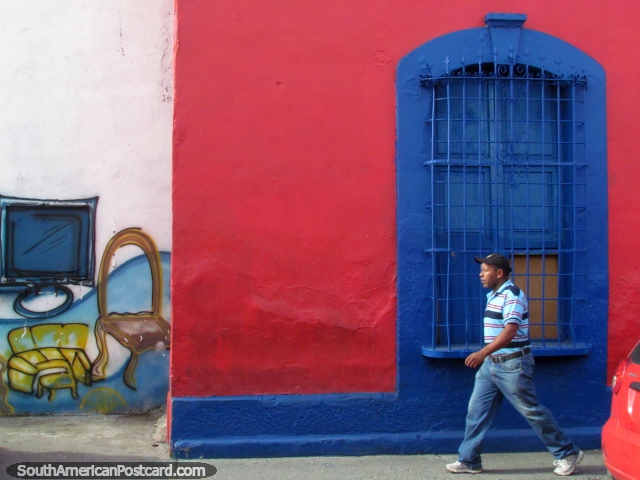 Fachada rosada y azul de un viejo edificio en Acarigua. (640x480px). Venezuela, Sudamerica.