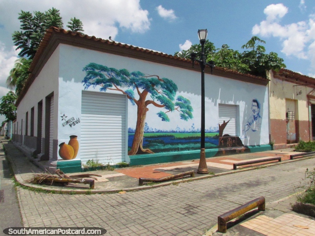 Mural bonito em uma esquina de rua em Barinas de uma árvore, lagoa e 2 potes cerâmicos. (640x480px). Venezuela, América do Sul.