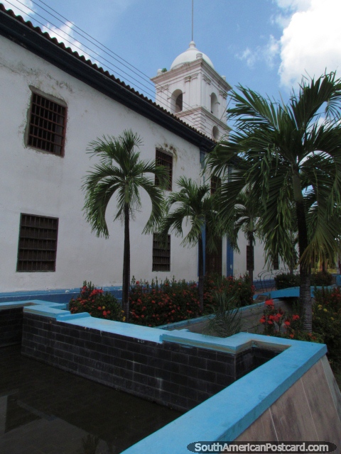 Casa da Cultura, a Casa Cultural em Barinas com jardins de flores. (480x640px). Venezuela, América do Sul.
