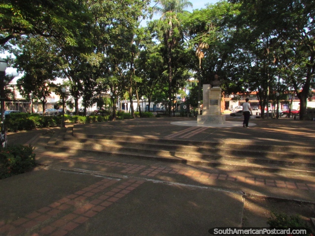 Plaza Zamora con mucha sombra en Barinas. (640x480px). Venezuela, Sudamerica.