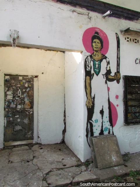 No quiero ser la siguiente persona para salir de esa puerta, mujer con machete, graffiti de la pared en Barinas. (480x640px). Venezuela, Sudamerica.