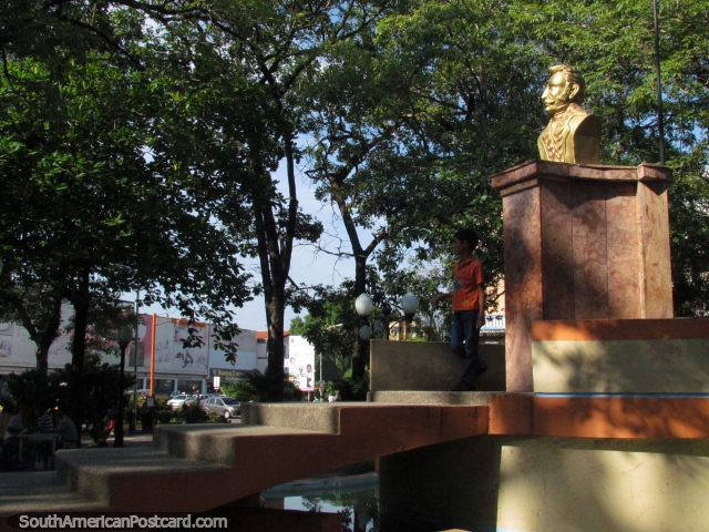 O lïder de independência Jose Felix Ribas (1775-1815), busto dourado em Praça El Estudiante em Barinas. (640x480px). Venezuela, América do Sul.
