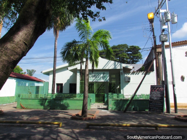 Estúdio de dança em Barinas, Jogo de cartas negro de Fundacion Danzas, edifïcio verde. (640x480px). Venezuela, América do Sul.
