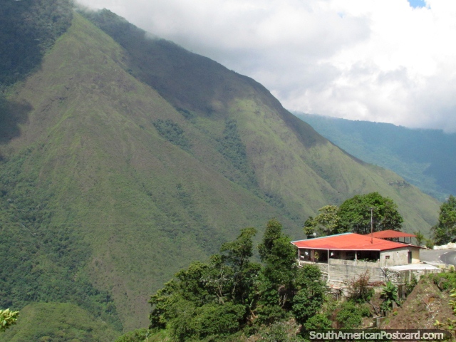Uma casa na borda de um enorme vale entre Barinitas e Santo Domingo. (640x480px). Venezuela, Amrica do Sul.