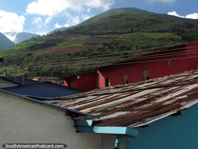 Montanhas acima dos telhados em Santo Domingo. (640x480px). Venezuela, Amrica do Sul.