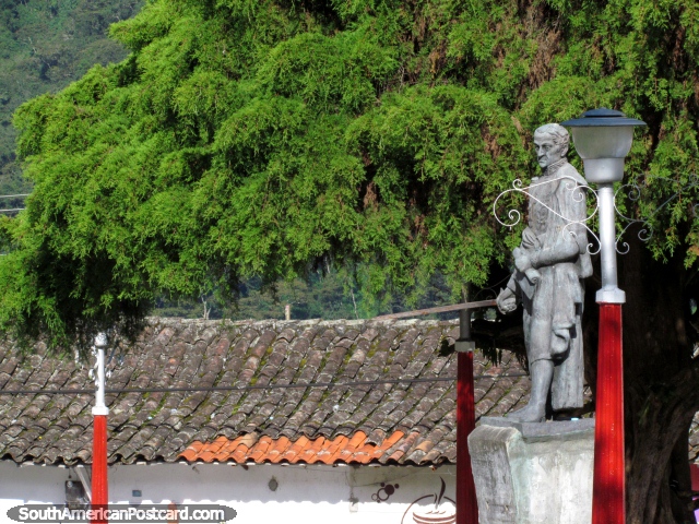 A esttua e lmpadas leves da praa pblica em Santo Domingo. (640x480px). Venezuela, Amrica do Sul.
