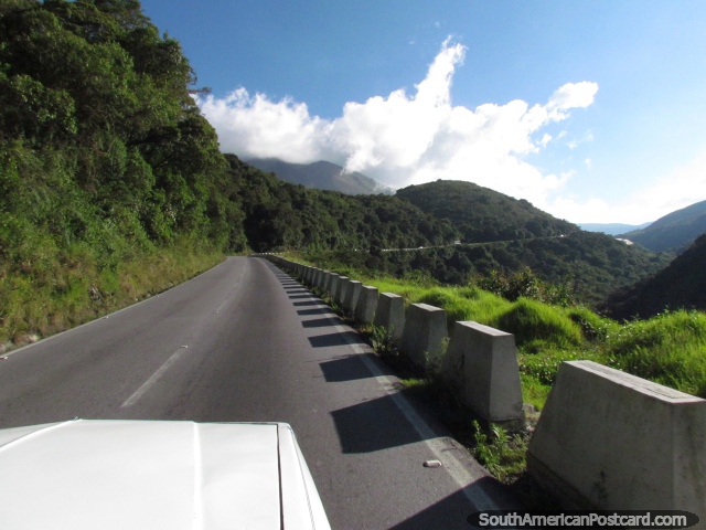 El camino hace una subida estable hasta 3500 metros a Apartaderos. (640x480px). Venezuela, Sudamerica.