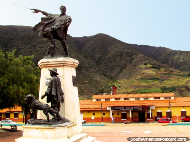 Plaza Bolivar en Mucuchies con Simon Bolivar que sostiene una espada. (640x480px). Venezuela, Sudamerica.