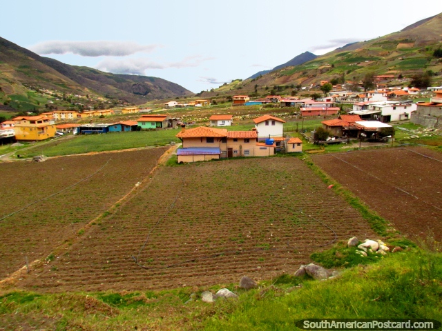 Casas, colinas e terra de cultivo em volta de La Toma perto de Mucuchies. (640x480px). Venezuela, Amrica do Sul.