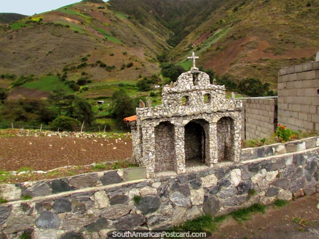 Uma pequena rplica da igreja de pedra, como um relicrio, San Rafael de Mucuchies. (640x480px). Venezuela, Amrica do Sul.
