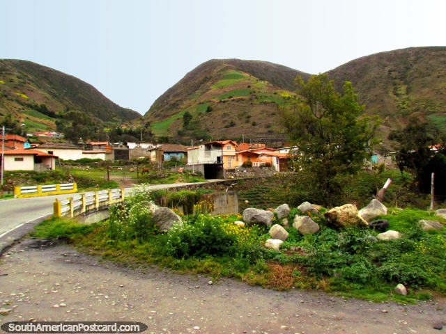 Puente, colinas y casas alrededor de San Rafael de Mucuchies. (640x480px). Venezuela, Sudamerica.