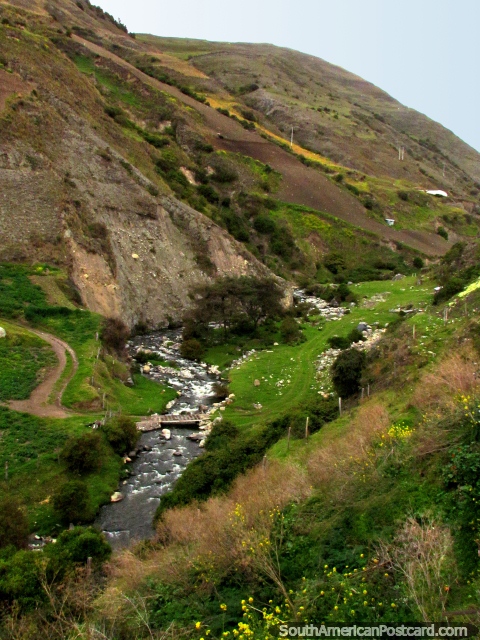 O rio reduz o vale em San Rafael de Mucuchies, as colinas atrs. (480x640px). Venezuela, Amrica do Sul.