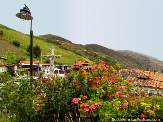 As flores rosa, cruz de pedra, lmpada, cobriram com telhas telhados e colinas, San Rafael de Mucuchies. (640x480px). Venezuela, Amrica do Sul.