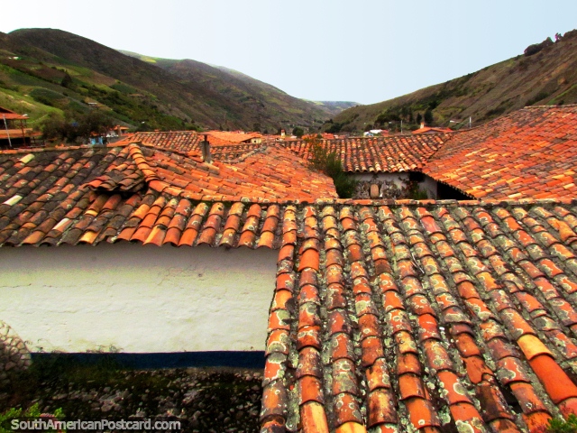 Olhar atravs de telhados cobertos com telhas em direo as colinas em San Rafael de Mucuchies. (640x480px). Venezuela, Amrica do Sul.