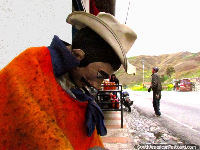 Uma figura de vaqueiro local vestiu-se calorosamente, sessão de modelo do lado de fora de uma loja em San Isidro de Apartaderos. (640x480px). Venezuela, América do Sul.