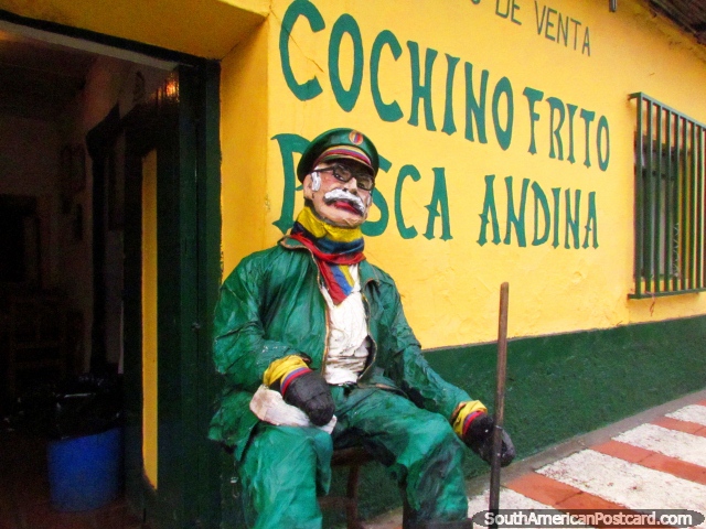 Una figura modela fuera de una tienda en San Isidro de Apartaderos, un hombre se vistió en el verde. (640x480px). Venezuela, Sudamerica.