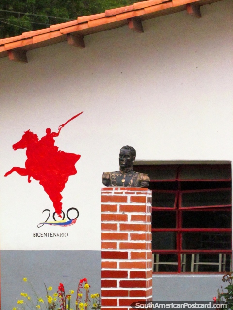 Busto e logotipo bicentenário em uma escola em San Isidro de Apartaderos. (480x640px). Venezuela, América do Sul.