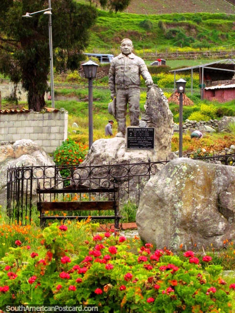 Uma estátua de pedra de Jose Claudio Perez Rivas (1928-1999) em uma praça pública em Biguznos/Pedregal. (480x640px). Venezuela, América do Sul.