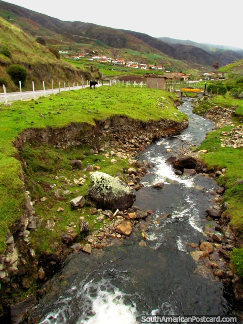 El ro se agota junto al camino alrededor de Biguznos/Pedregal. (480x640px). Venezuela, Sudamerica.