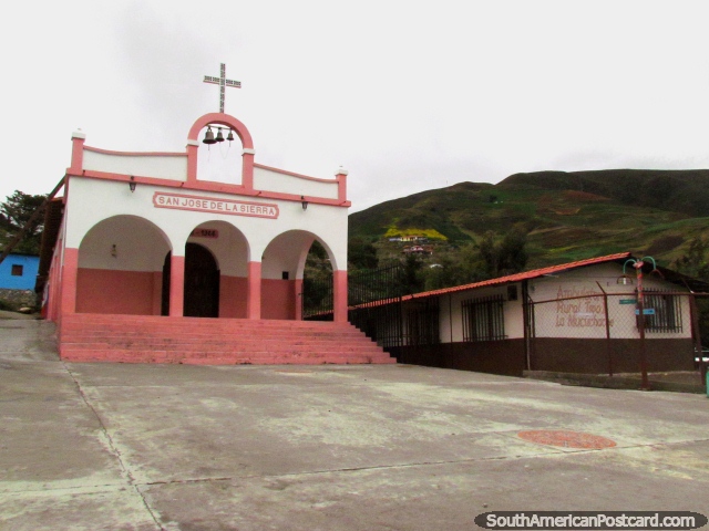 Iglesia San Jose de la Sierra en La Mucuchache, rosado y blanco con 3 campanas. (640x480px). Venezuela, Sudamerica.