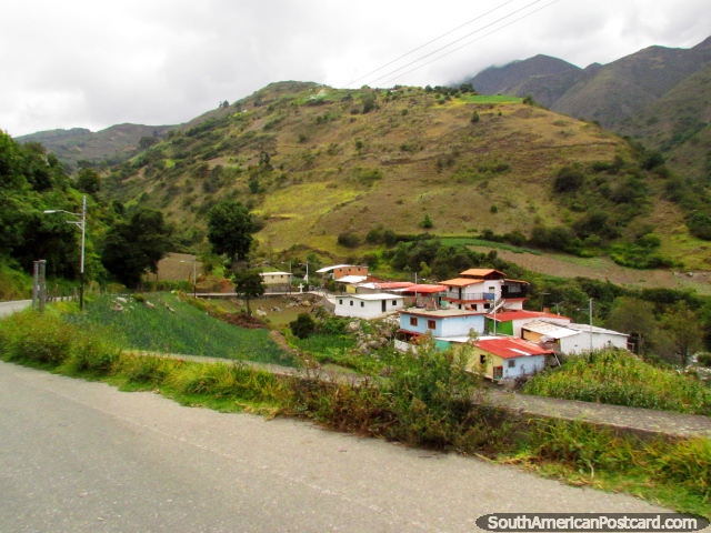 Casas e colinas em volta de Chachopo, o vale de Timotes. (640x480px). Venezuela, América do Sul.