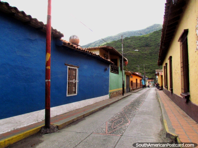 Rua típica da cidade de Timotes. (640x480px). Venezuela, América do Sul.