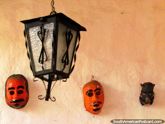 2 máscaras cor-de-laranja e uma máscara de porco na casa cultural em Timotes. (640x480px). Venezuela, América do Sul.