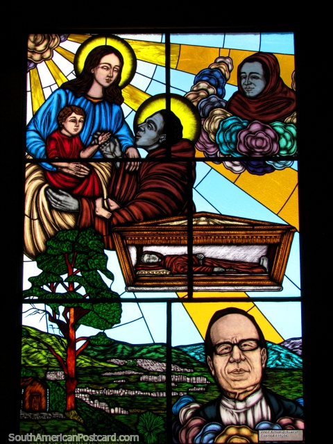 Varias figuras y las caras representadas en el vidrio de color en la Capilla de San Benito en Timotes. (480x640px). Venezuela, Sudamerica.