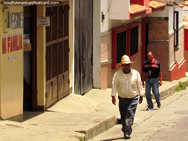 O homem local de Timotes anda rua acima com o seu chapéu em. (640x480px). Venezuela, América do Sul.
