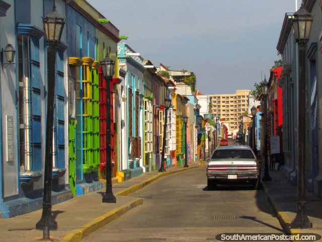 Rua Carabobo colorida em Maracaibo, um arco-íris de cores. (640x480px). Venezuela, América do Sul.